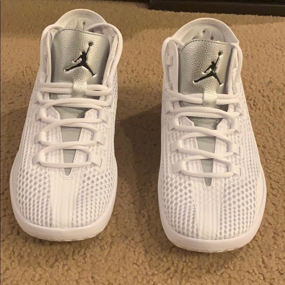 Jordan Reveal White/Metallic Silver